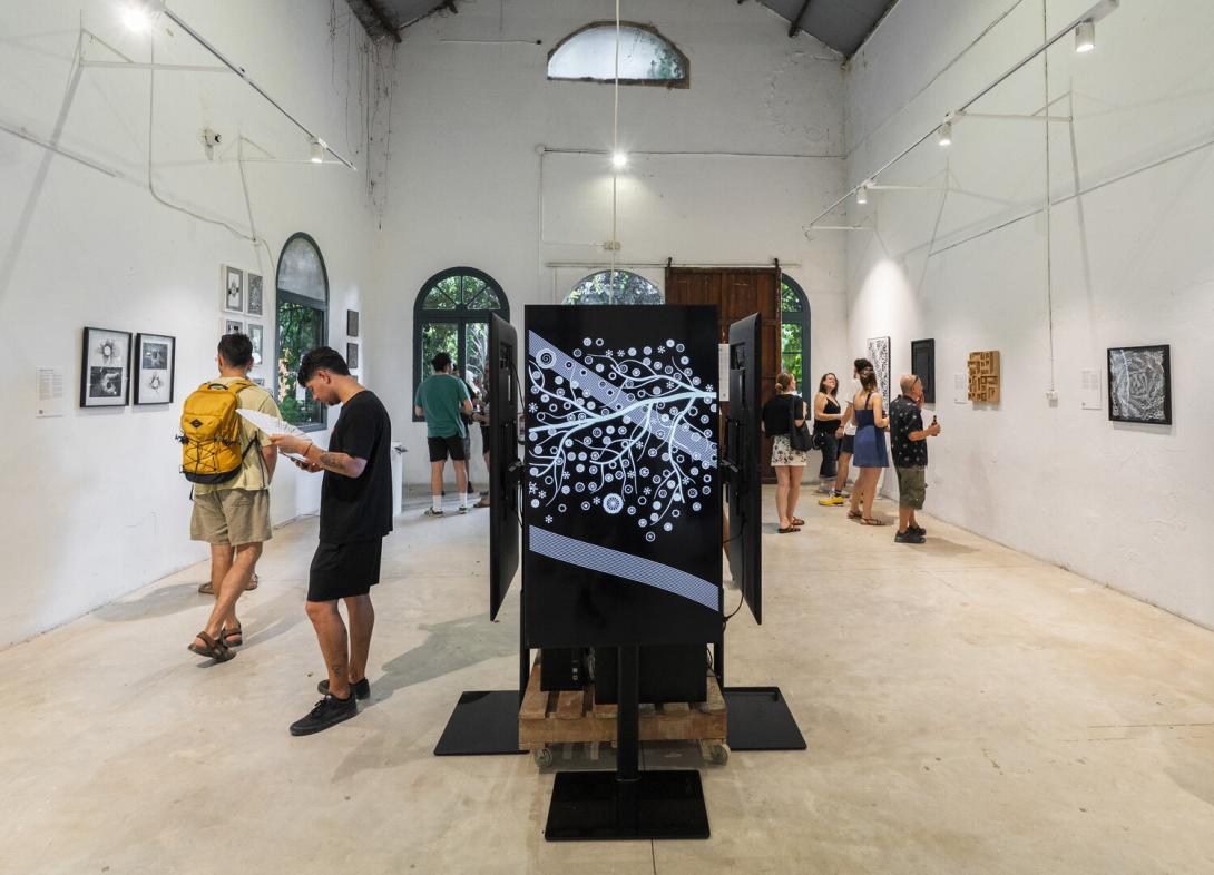 Flowr in a screen in  the Magba Origens exhibition